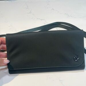 NWOT  Lululemon wallet clutch crossbody, rainforest green